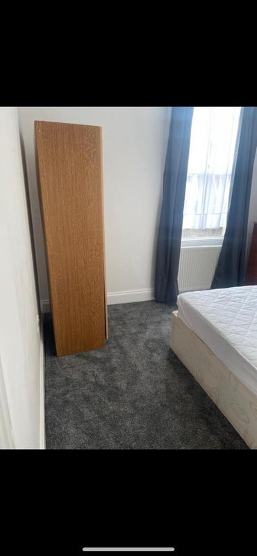 Room West Green Road in Greater London