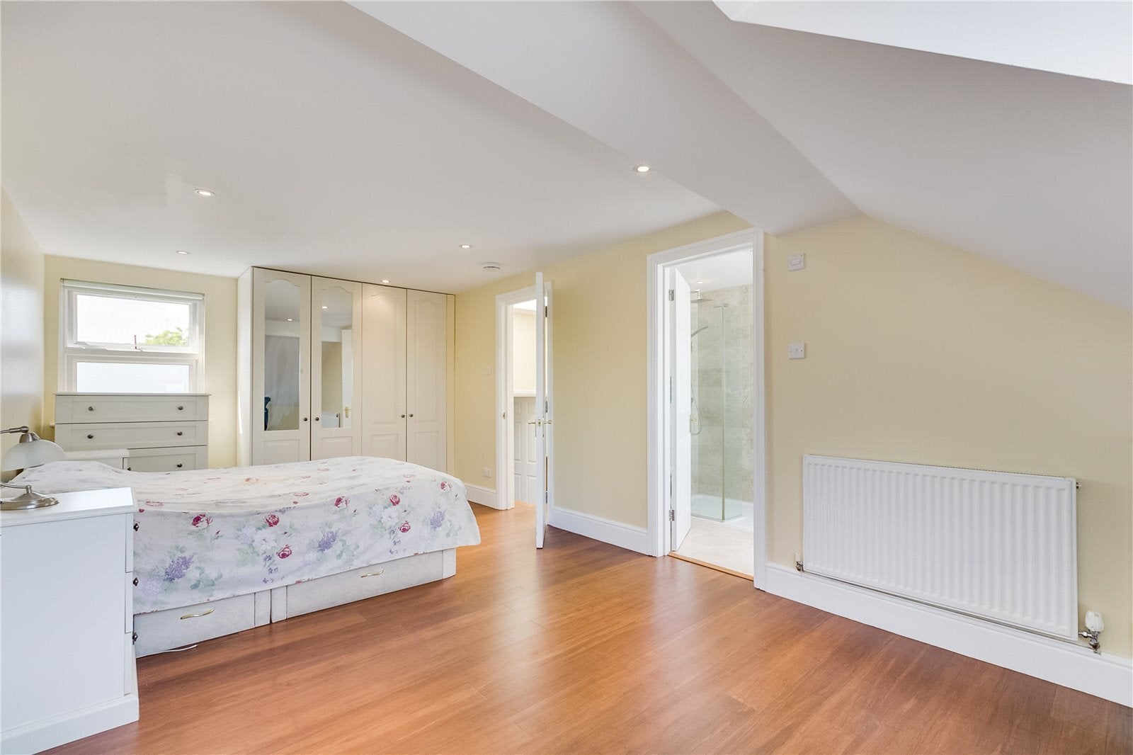 Flat Upper Richmond Road West in Greater London