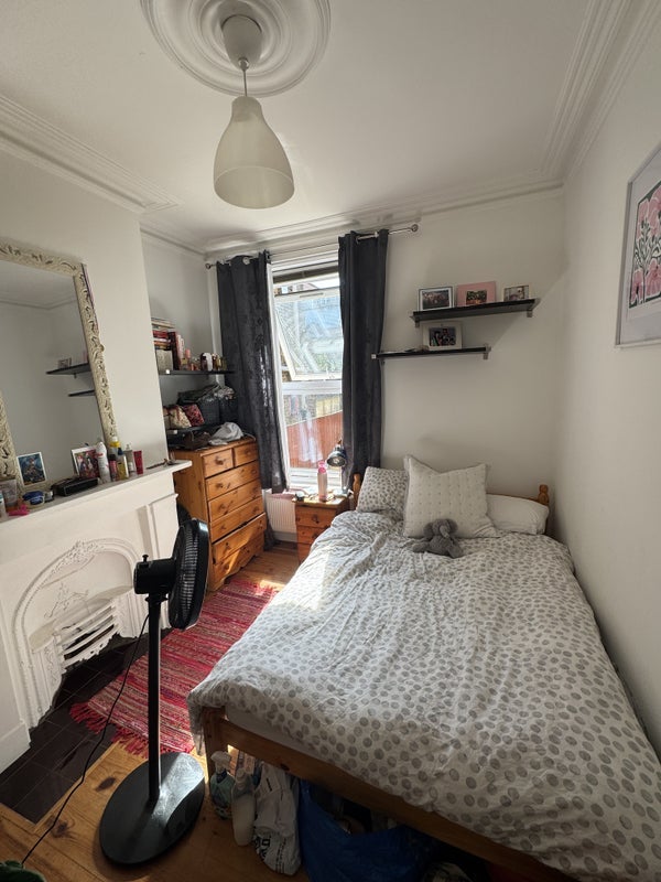 Room Grovedale Road in Greater London