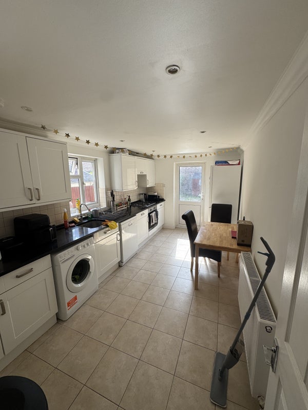 Room Grovedale Road in Greater London