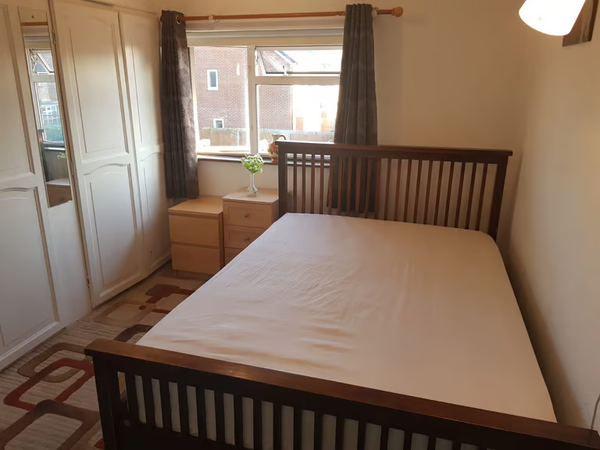 Flat Firtree Avenue in London