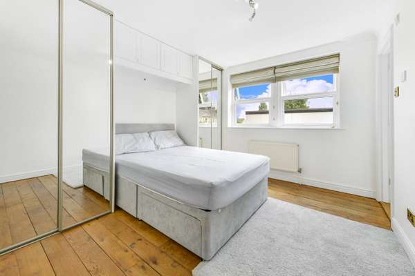 Flat Nightingale Lane in Greater London