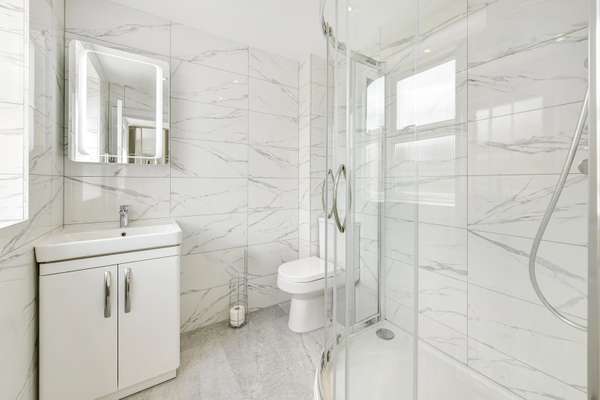 Flat Nightingale Lane in Greater London