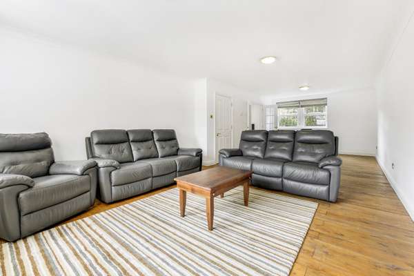 Flat Nightingale Lane in Greater London