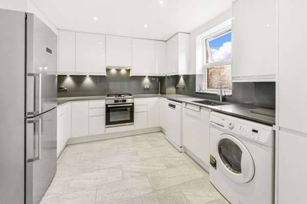 Flat Nightingale Lane in Greater London