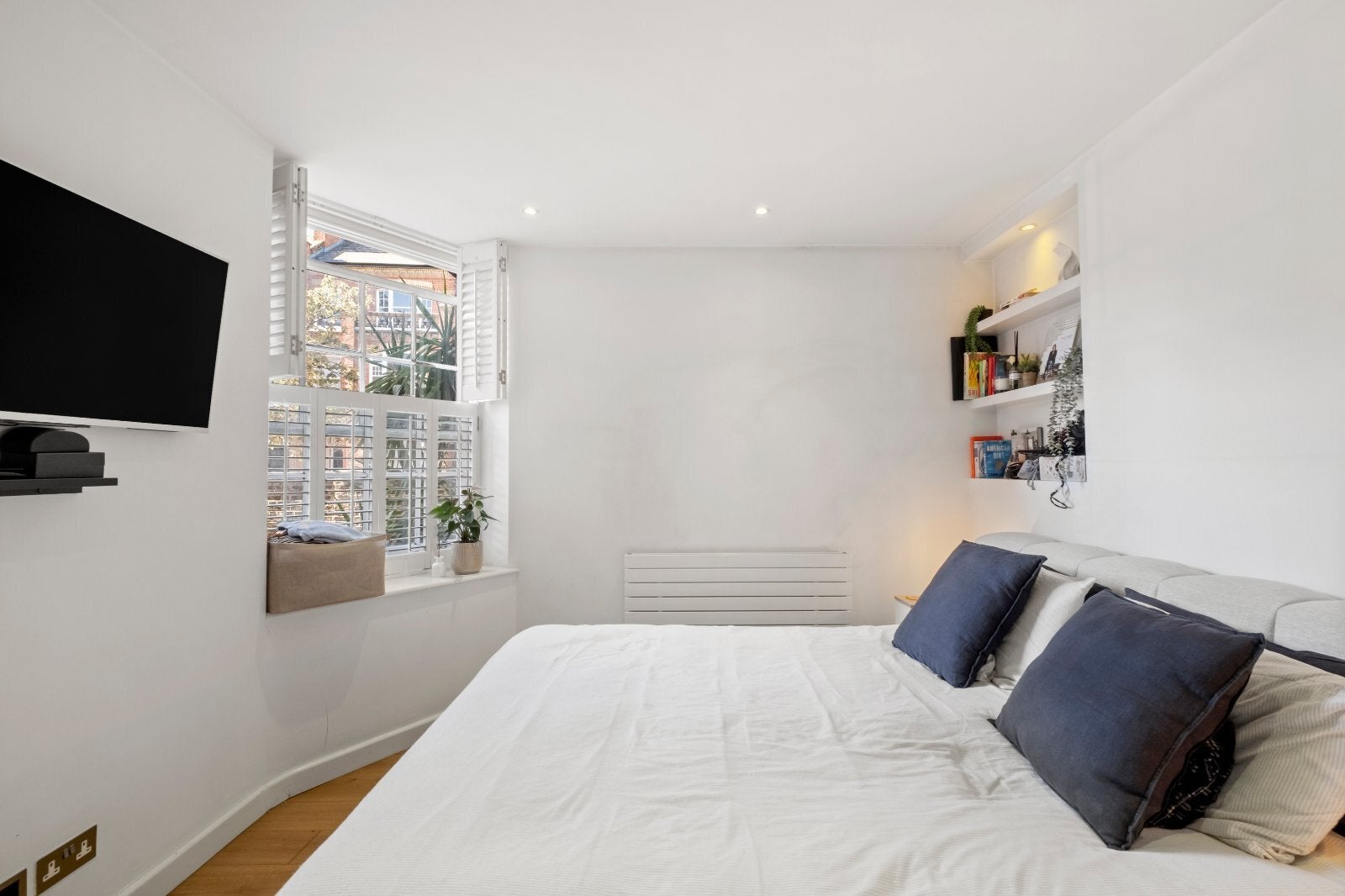 Flat Elysium Street in Greater London