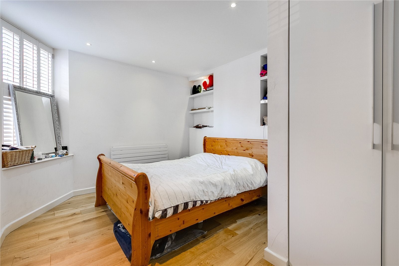 Flat Elysium Street in Greater London
