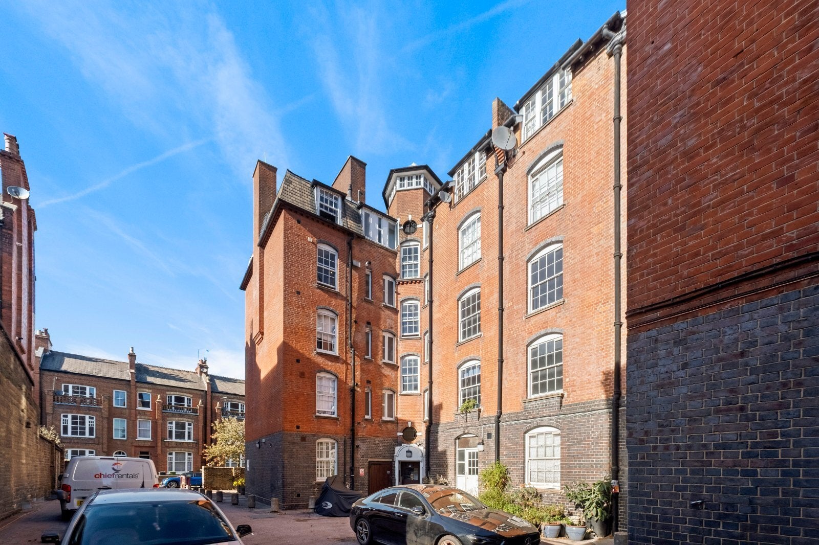 Flat Elysium Street in Greater London