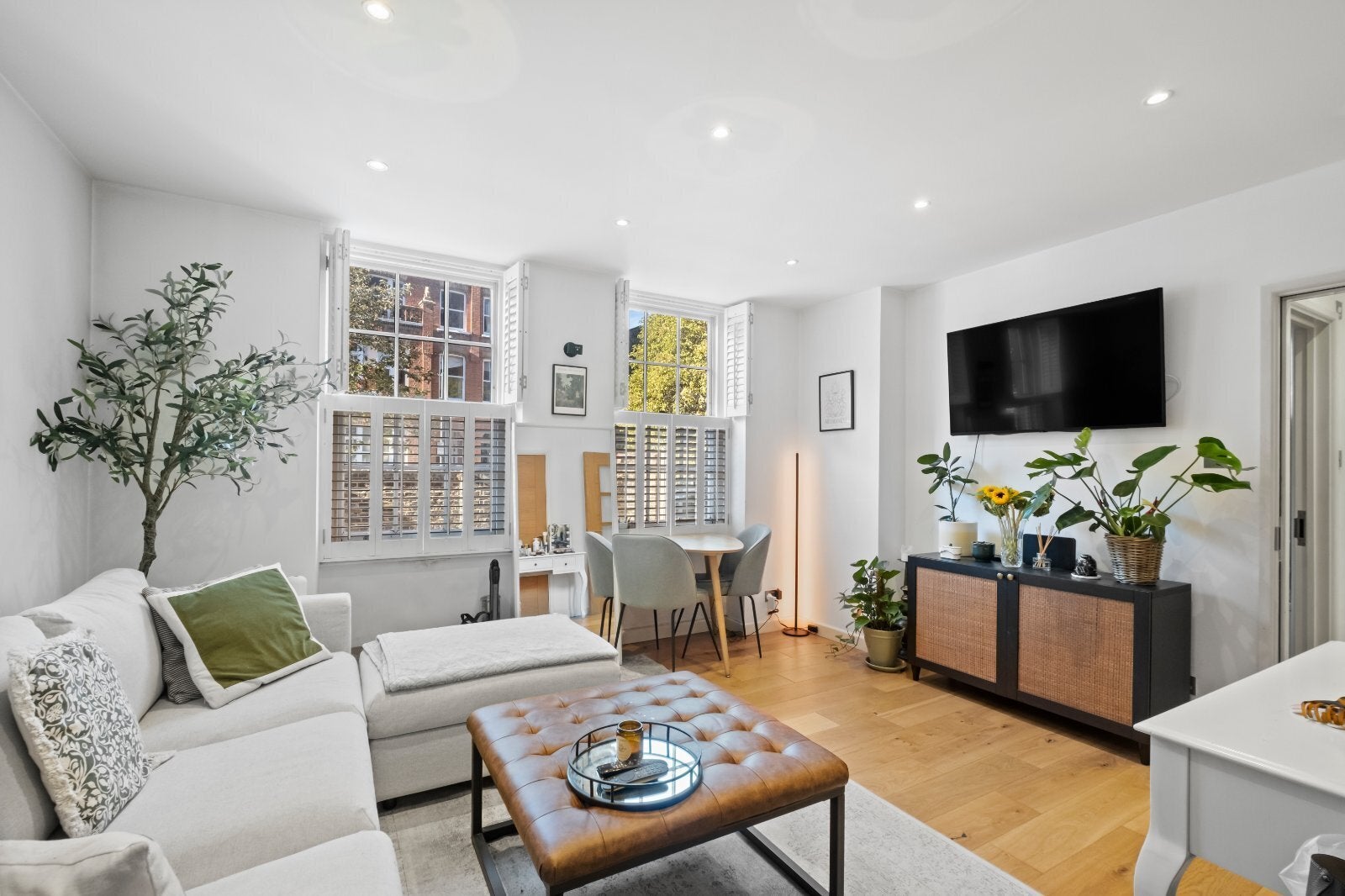 Flat Elysium Street in Greater London