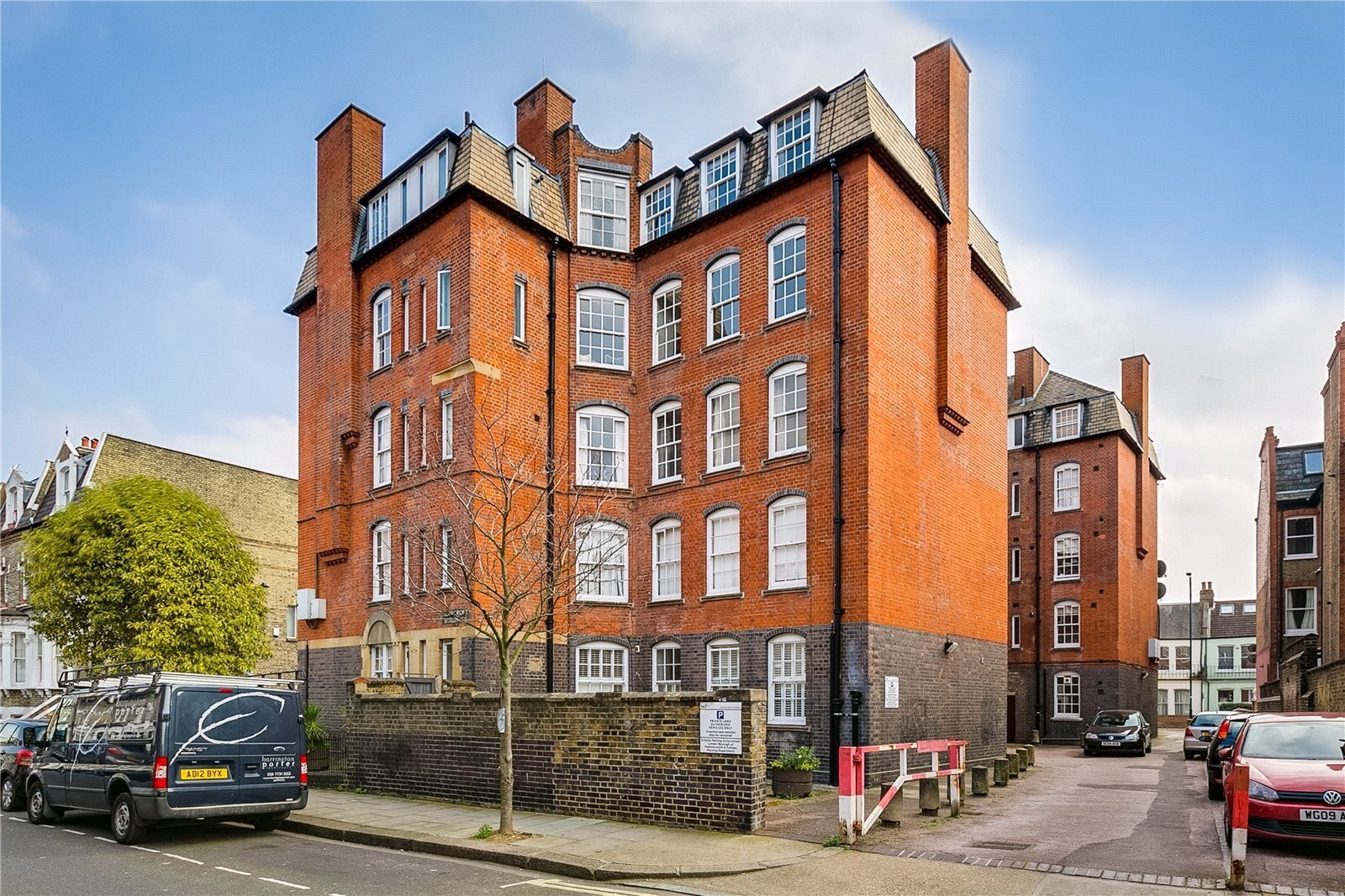 Flat Elysium Street in Greater London