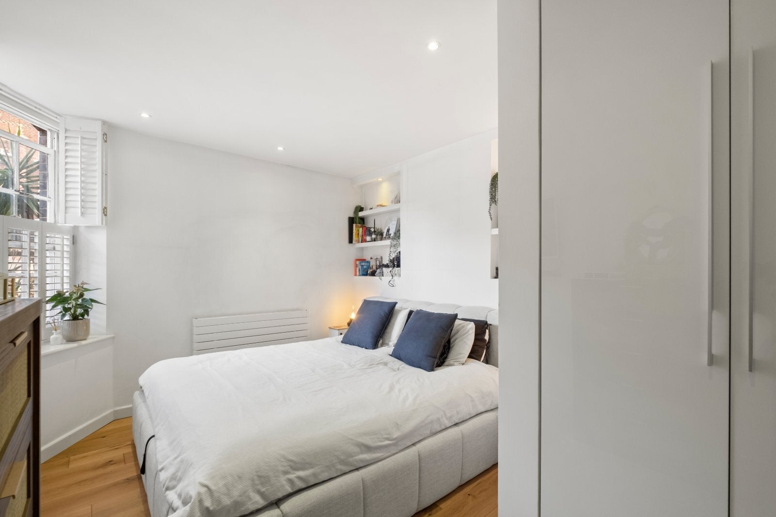 Flat Elysium Street in Greater London