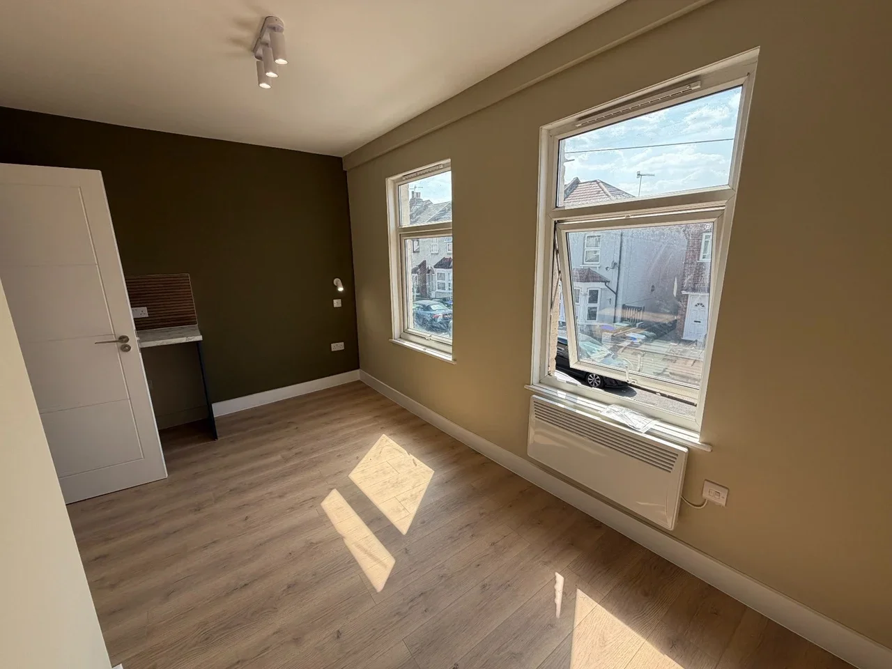 Flat Ripley Road in Greater London