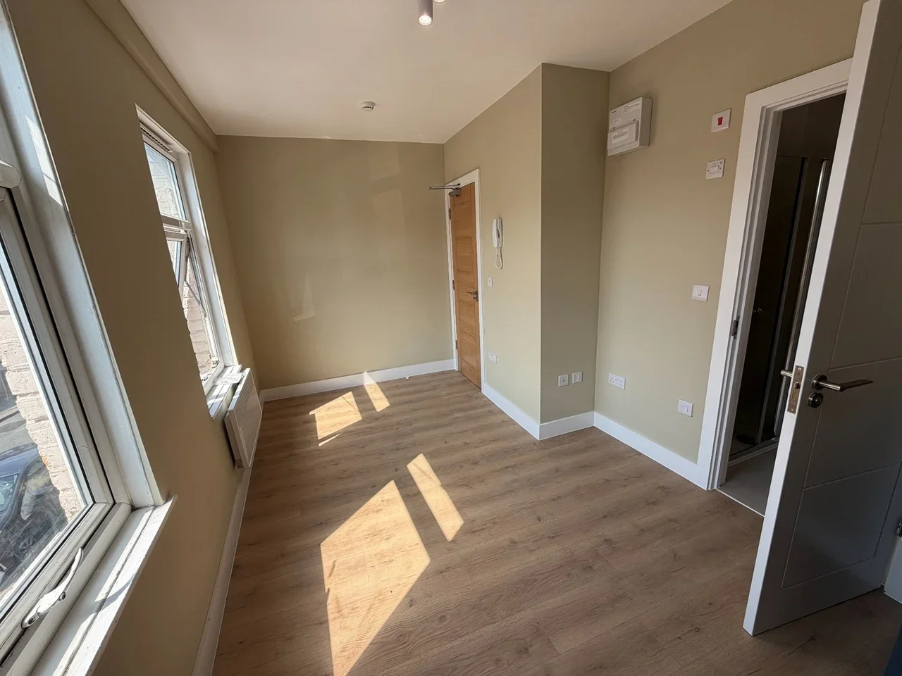 Flat Ripley Road in Greater London