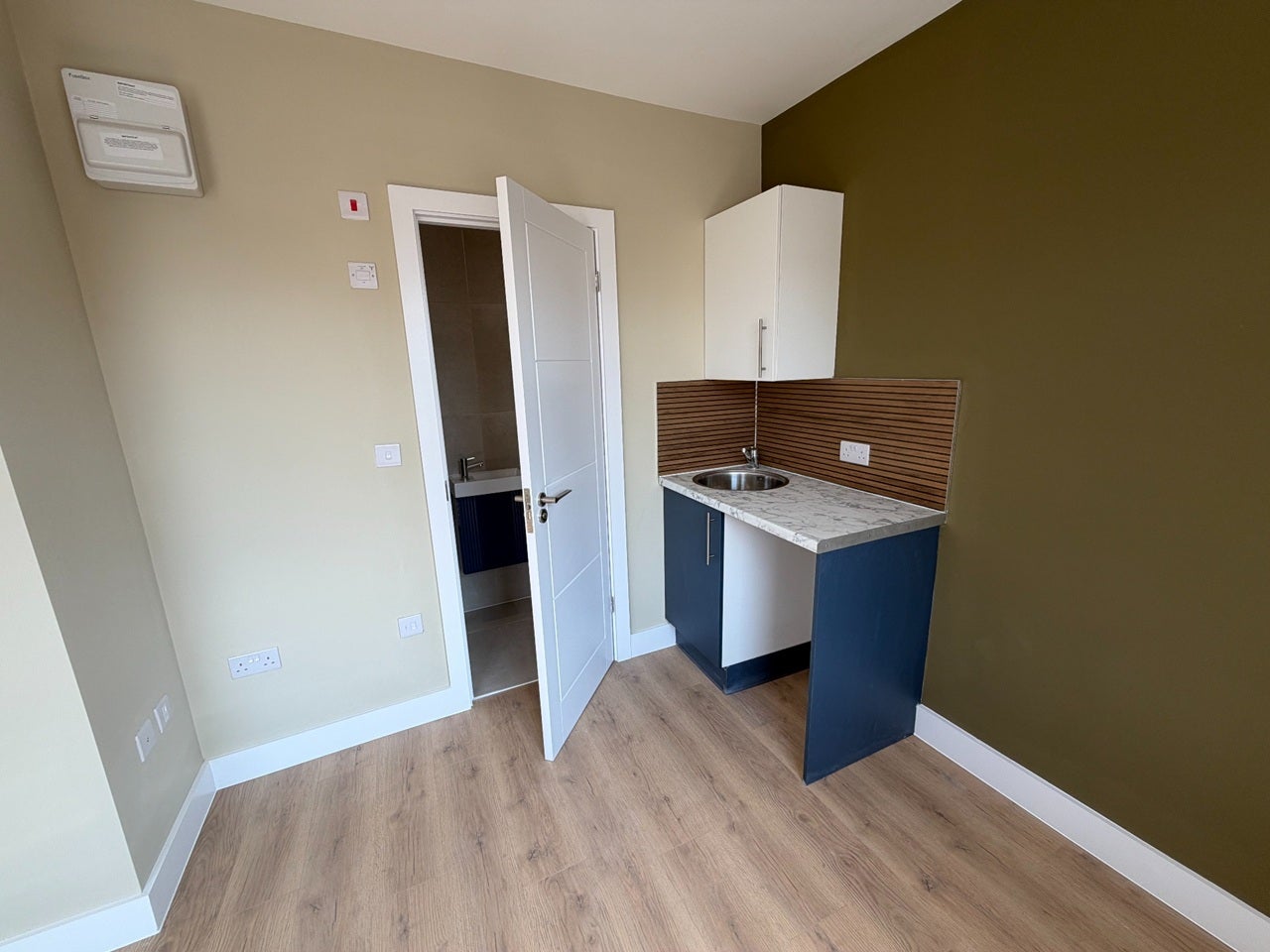 Flat Ripley Road in Greater London