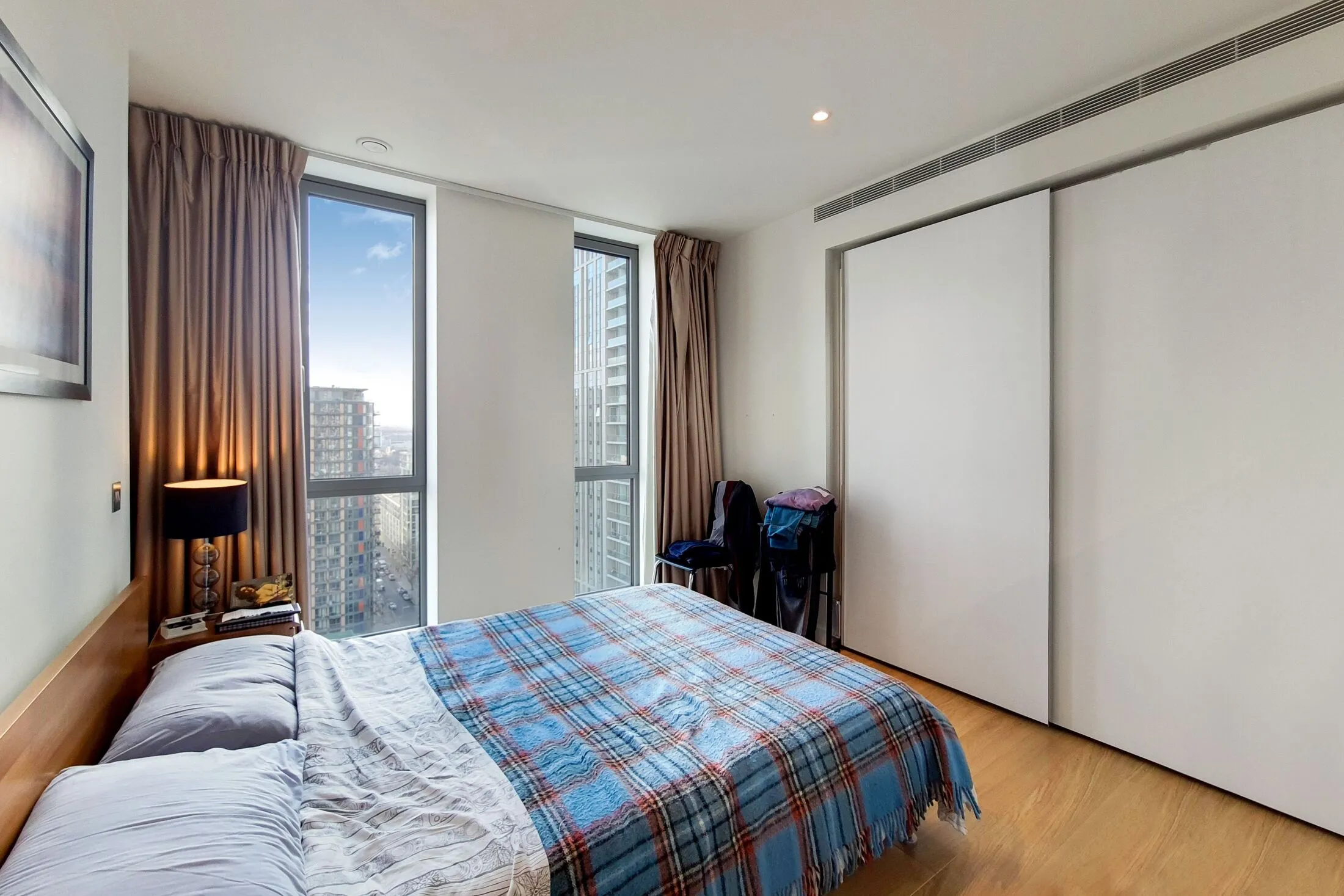 Flat Dockyard Lane in Greater London