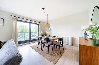 Flat Clarendon Road in Greater London