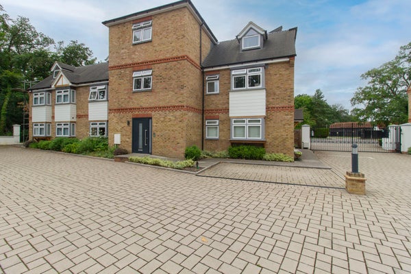 Flat Minley Road in Hart