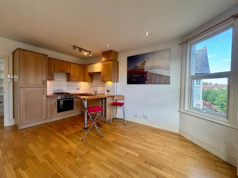 Flat Butler Avenue in Greater London