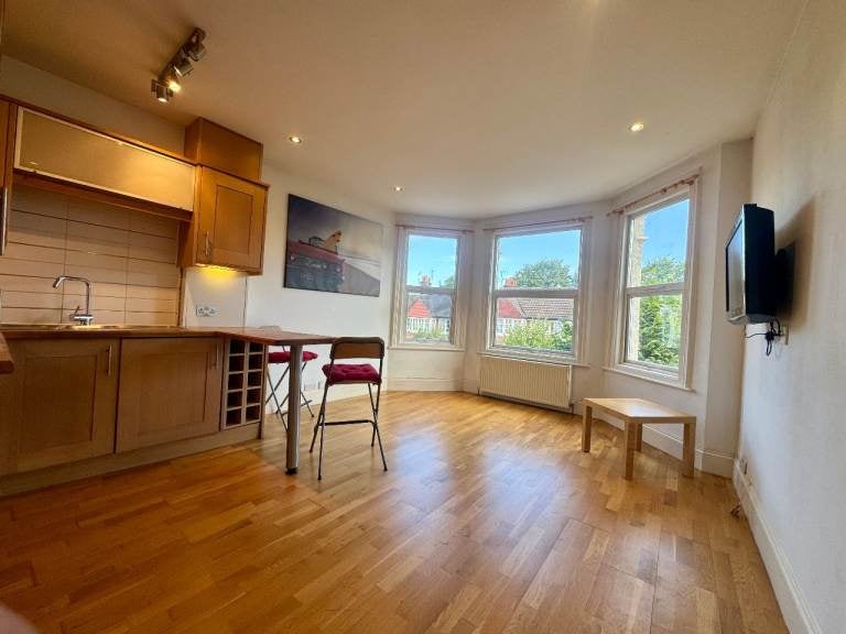 Flat Butler Avenue in Greater London