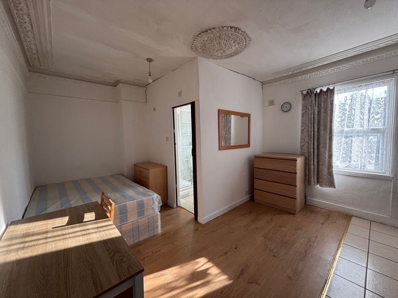 Flat Buckingham Road in Greater London