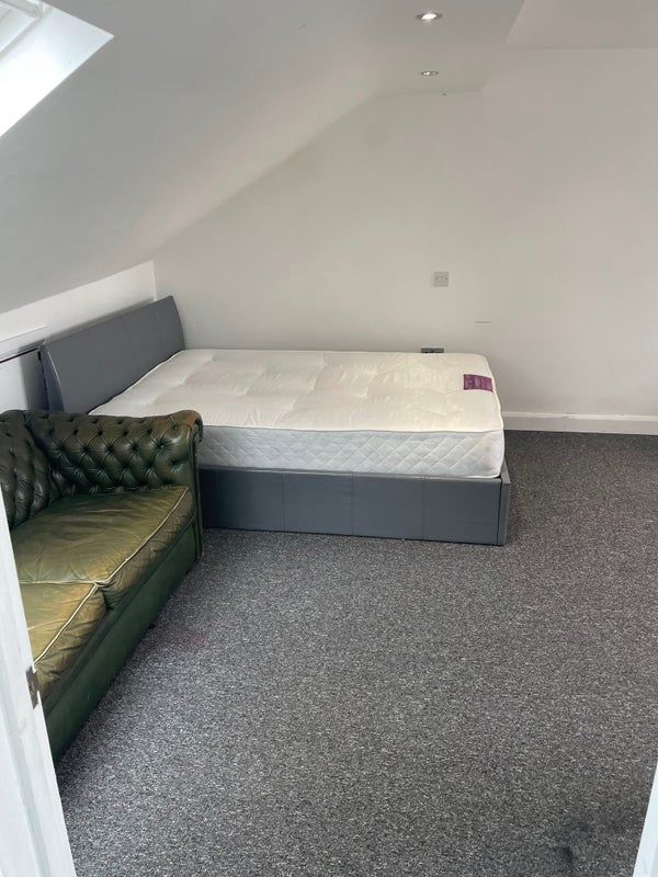 Room Warham Road in Greater London