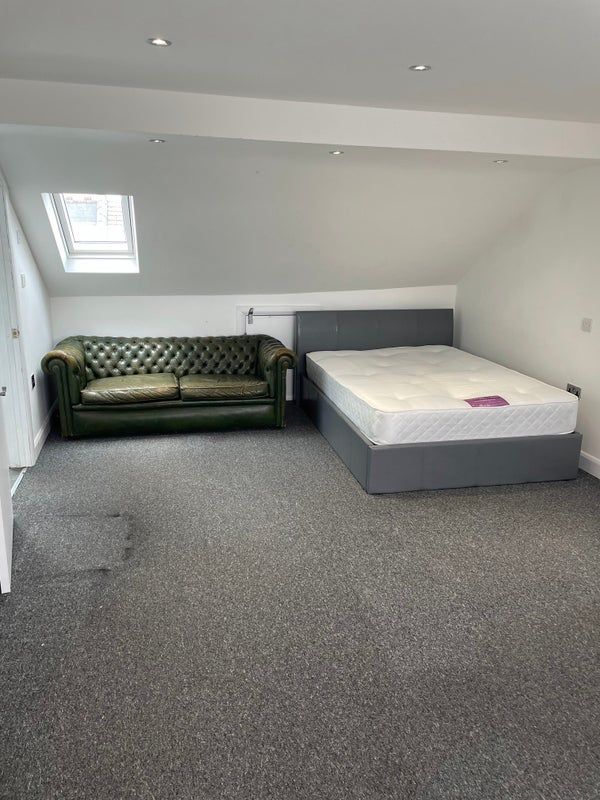 Room Warham Road in Greater London