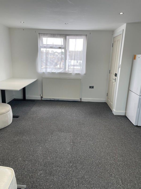 Room Warham Road in Greater London