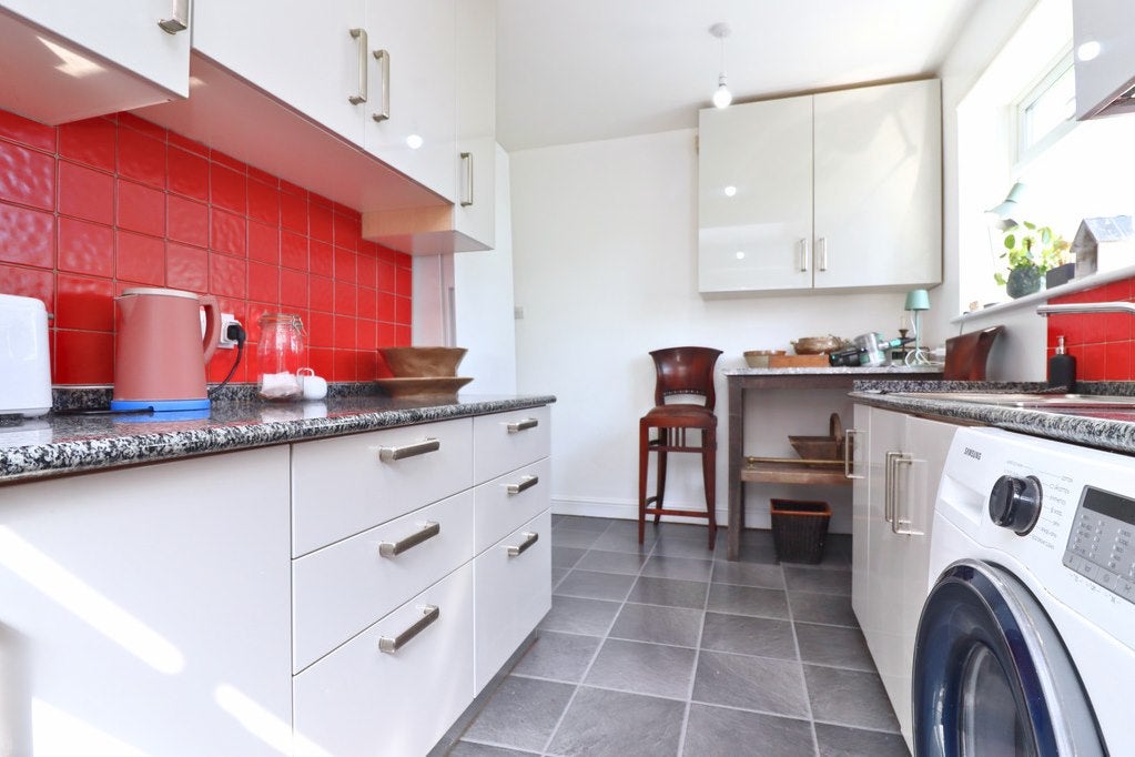 Flat Tudor Road in Greater London