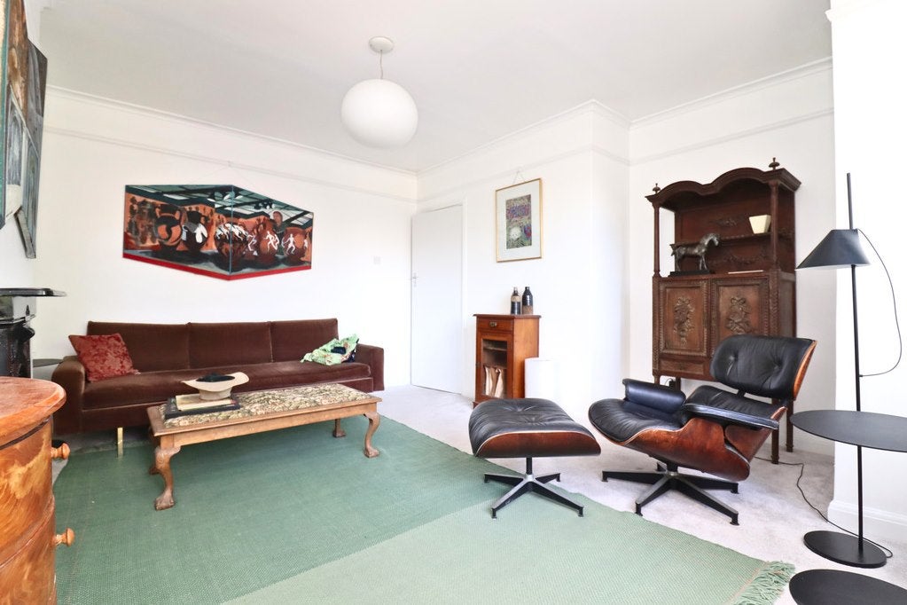 Flat Tudor Road in Greater London
