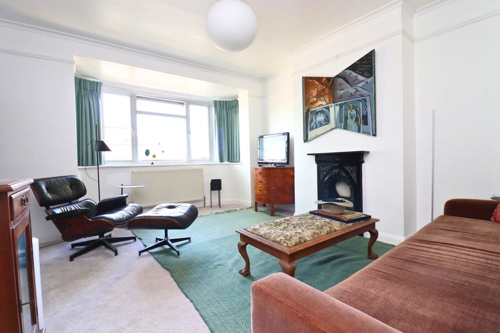 Flat Tudor Road in Greater London