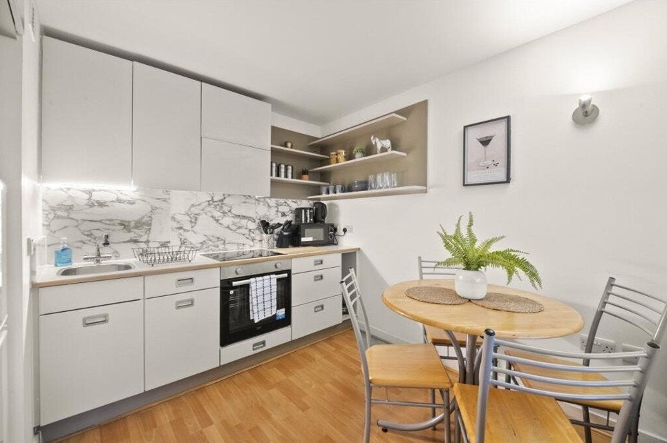 Flat Beck Close in Greater London