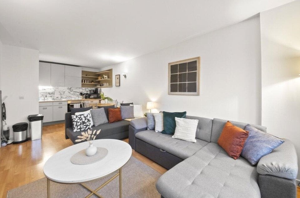 Flat Beck Close in Greater London