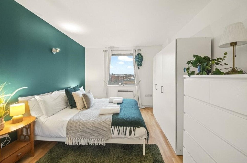 Flat Beck Close in Greater London