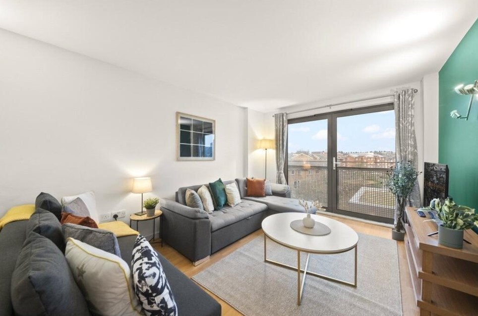 Flat Beck Close in Greater London