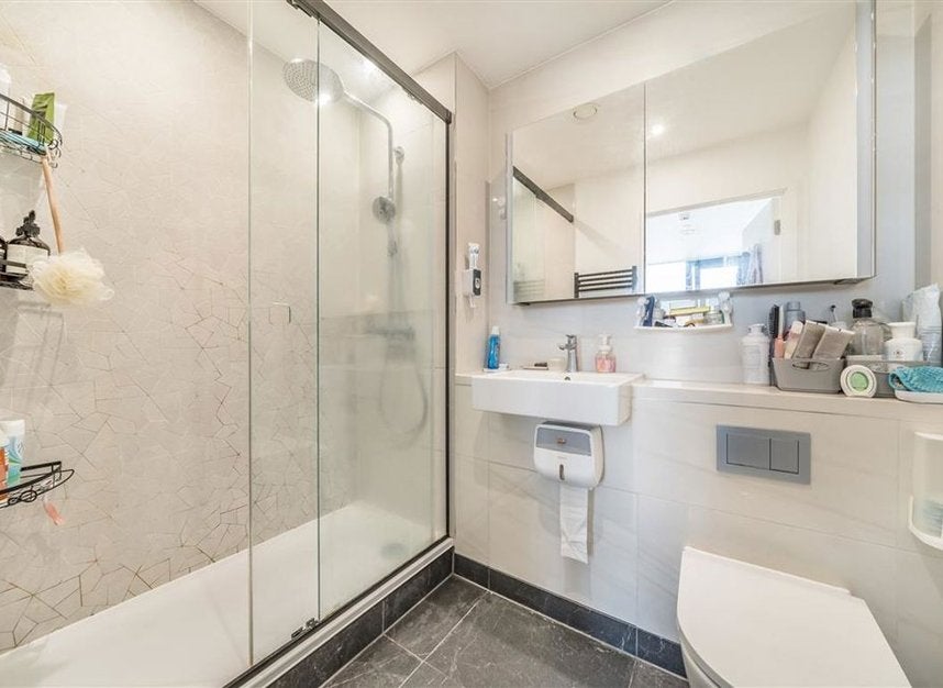 Flat Limehouse Causeway in Greater London