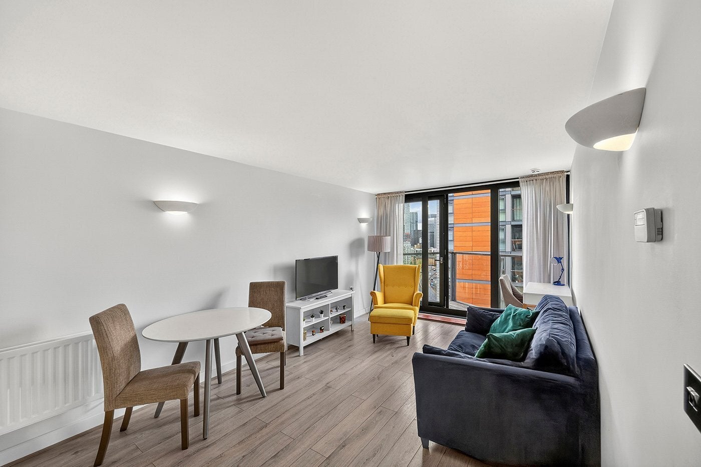 Flat Blackwall Way in Greater London