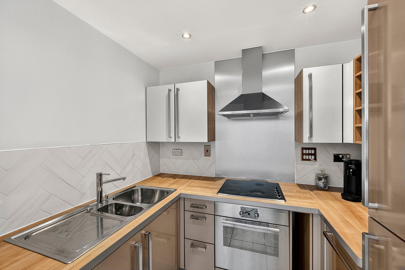 Flat Blackwall Way in Greater London