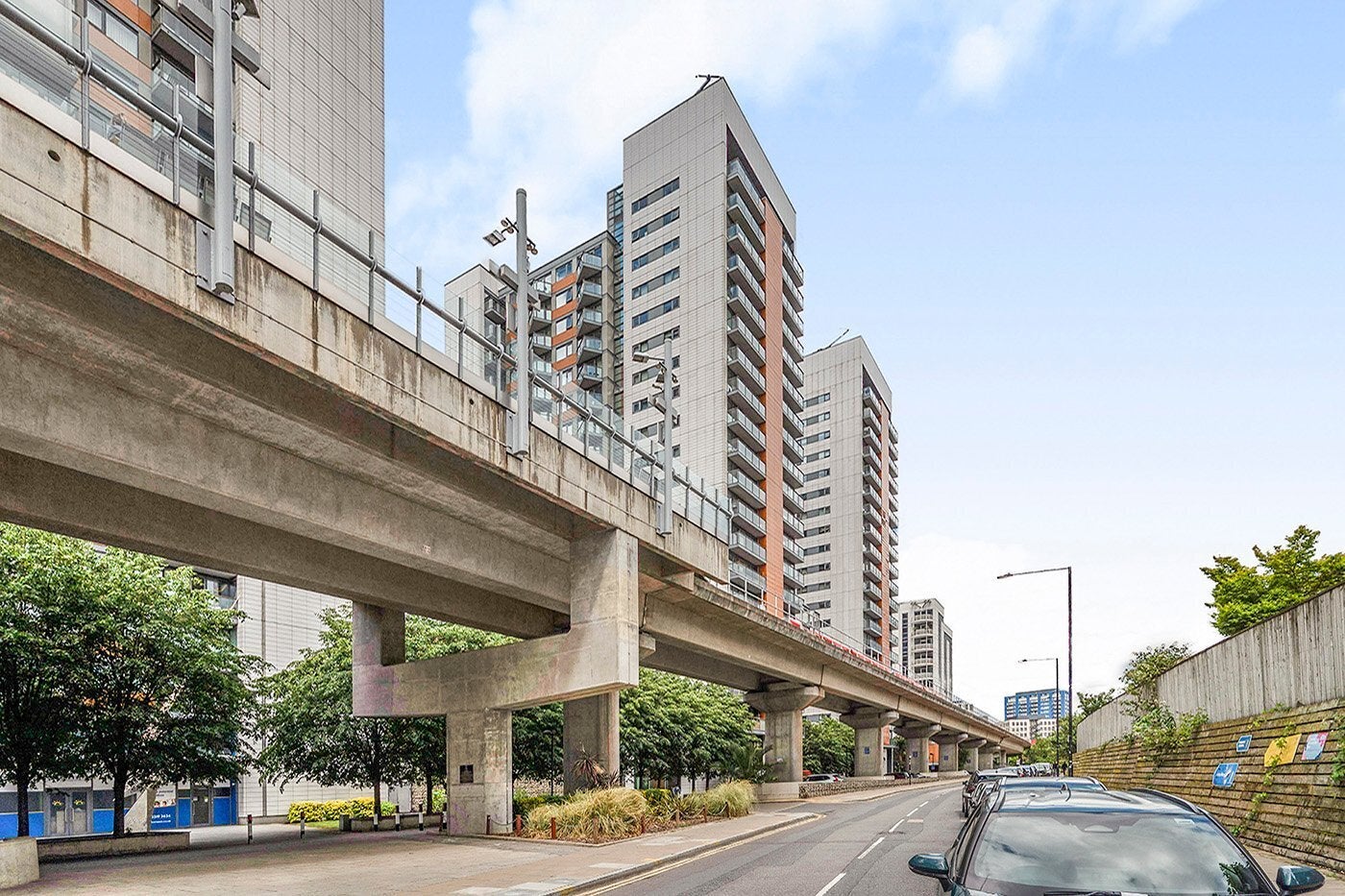 Flat Blackwall Way in Greater London
