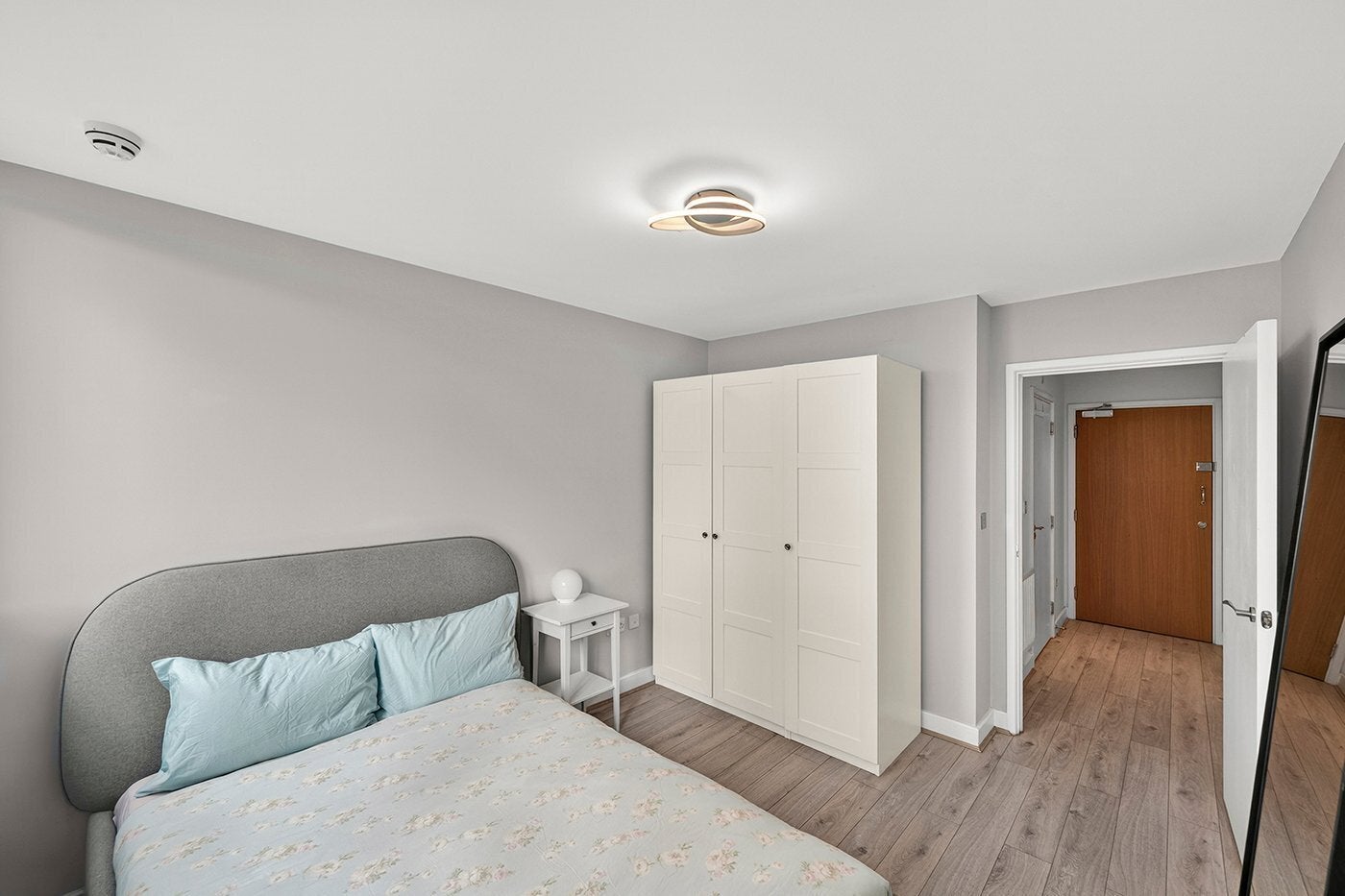 Flat Blackwall Way in Greater London