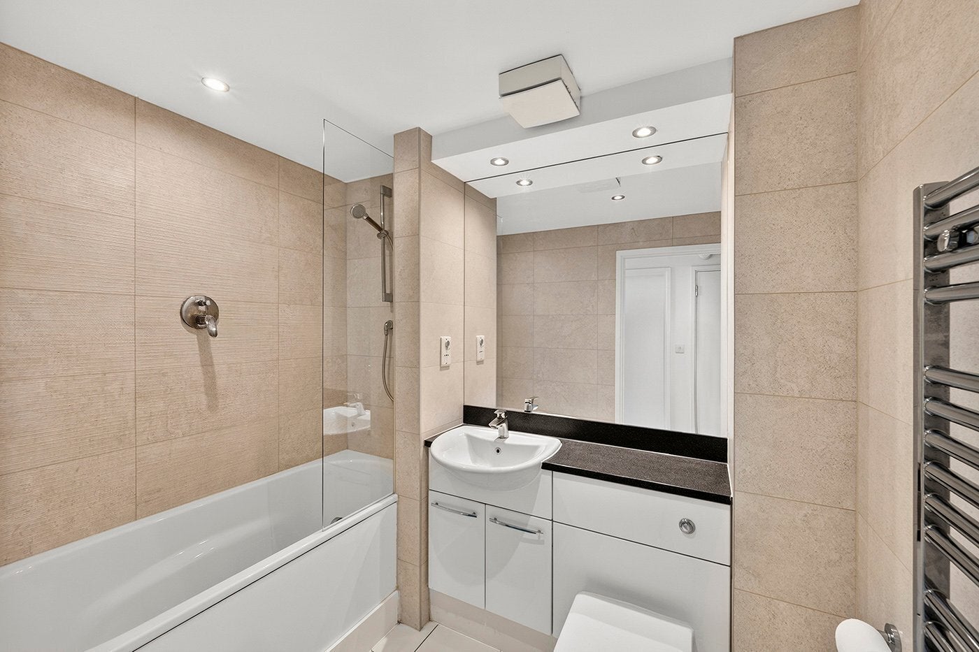 Flat Blackwall Way in Greater London