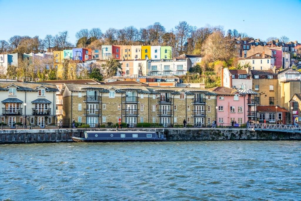 Flat Pooles Wharf Court in Bristol