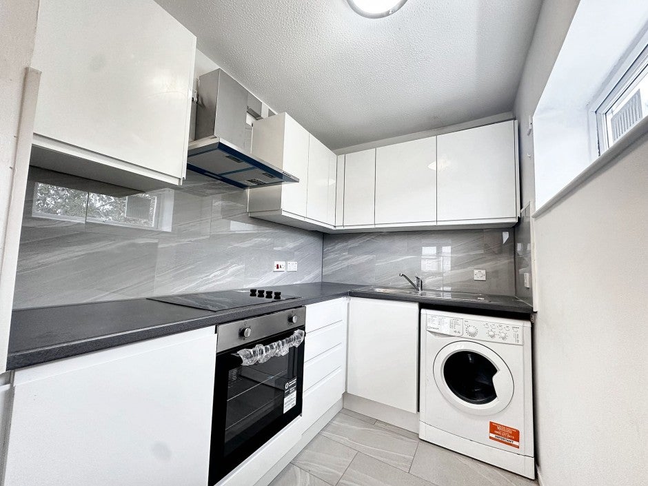 Flat Clarkes Drive in Greater London