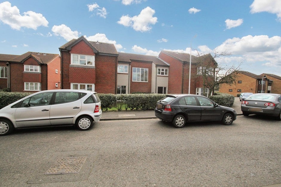 Flat Clarkes Drive in Greater London