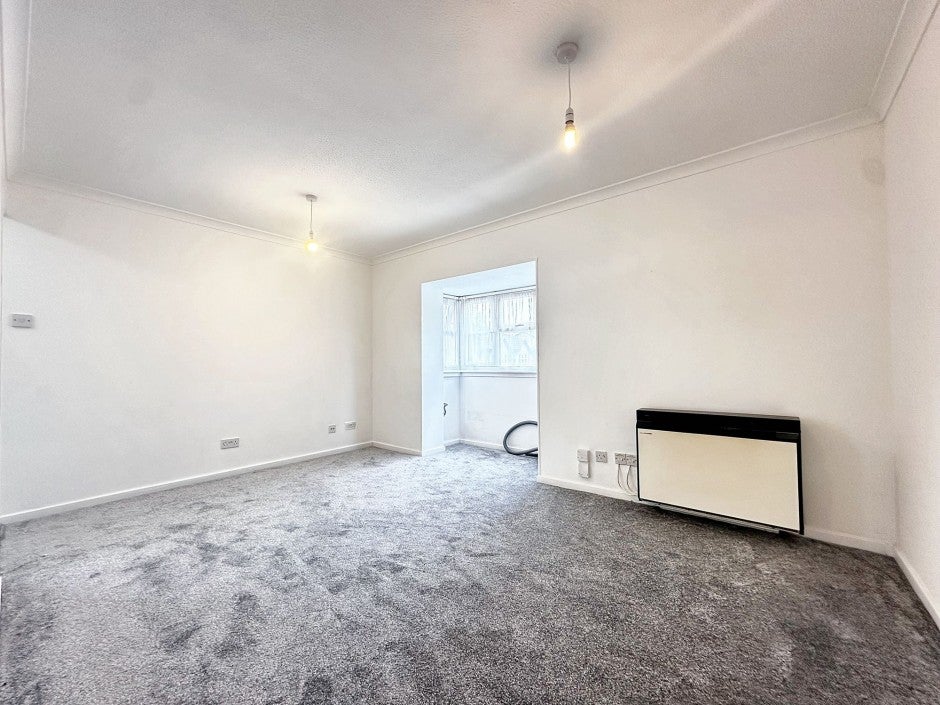 Flat Clarkes Drive in Greater London