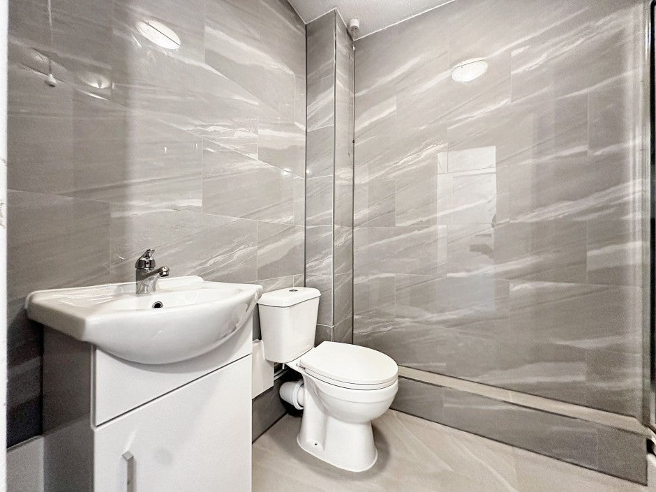 Flat Clarkes Drive in Greater London