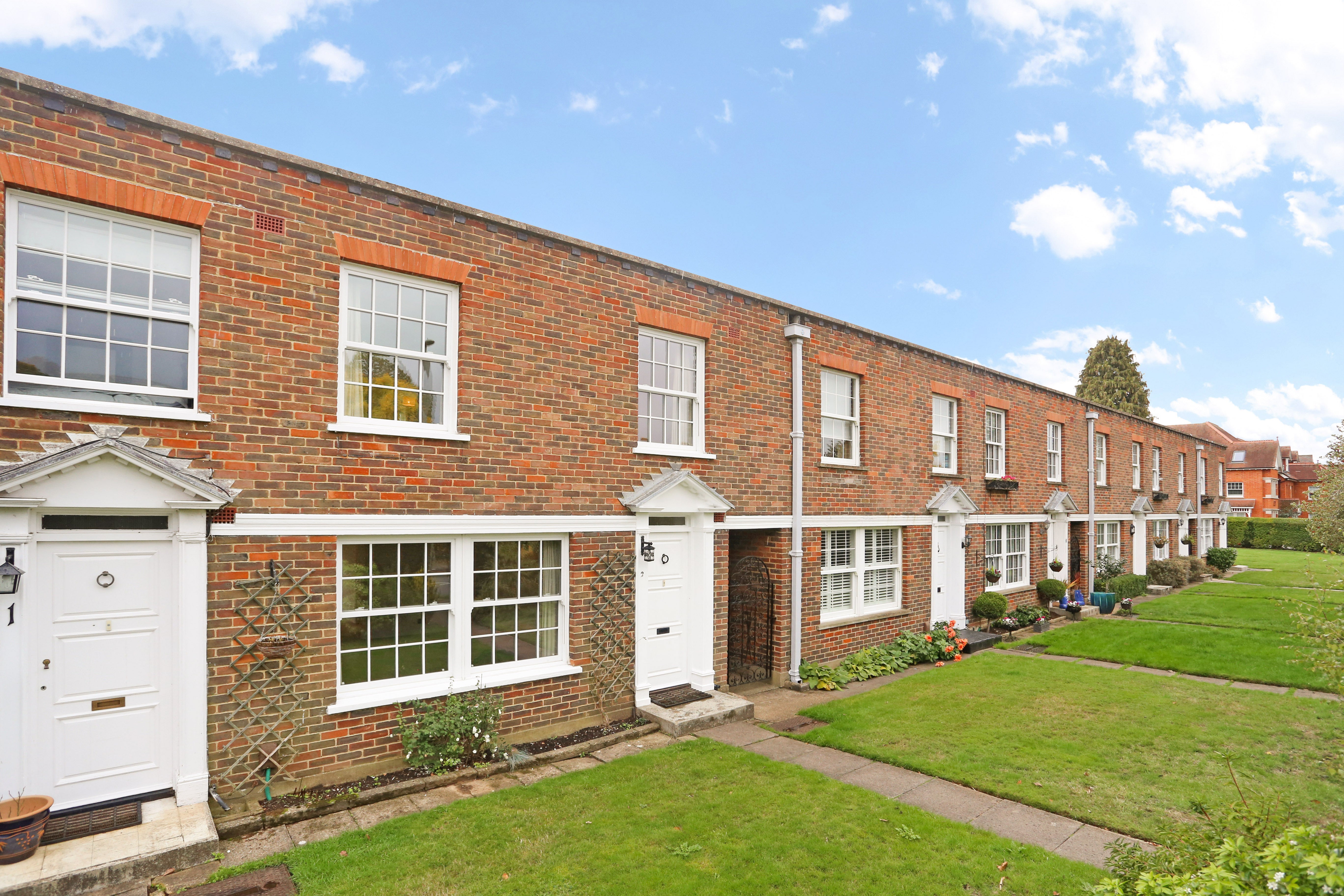 House Oatlands Chase in Elmbridge