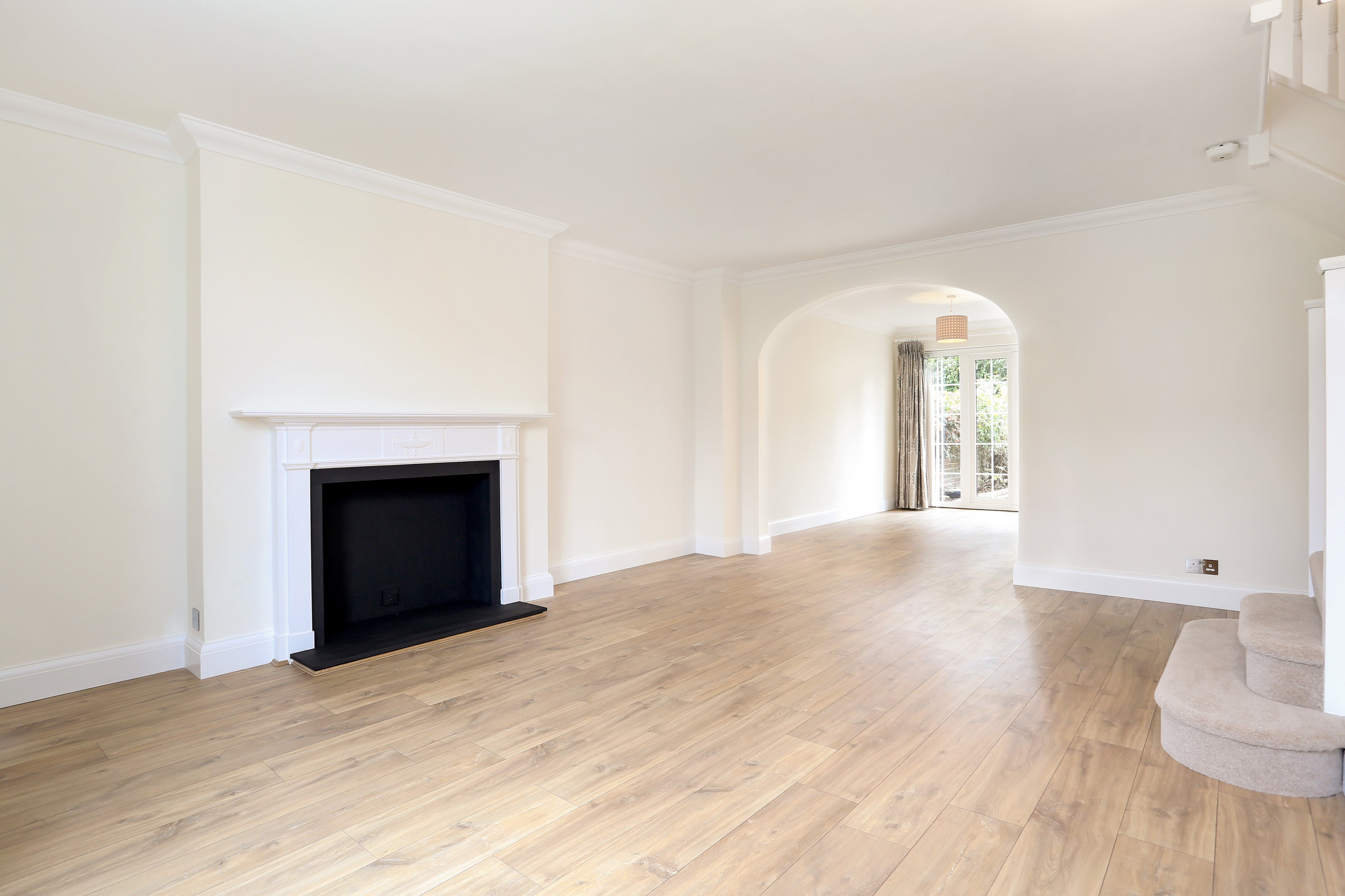 House Oatlands Chase in Elmbridge