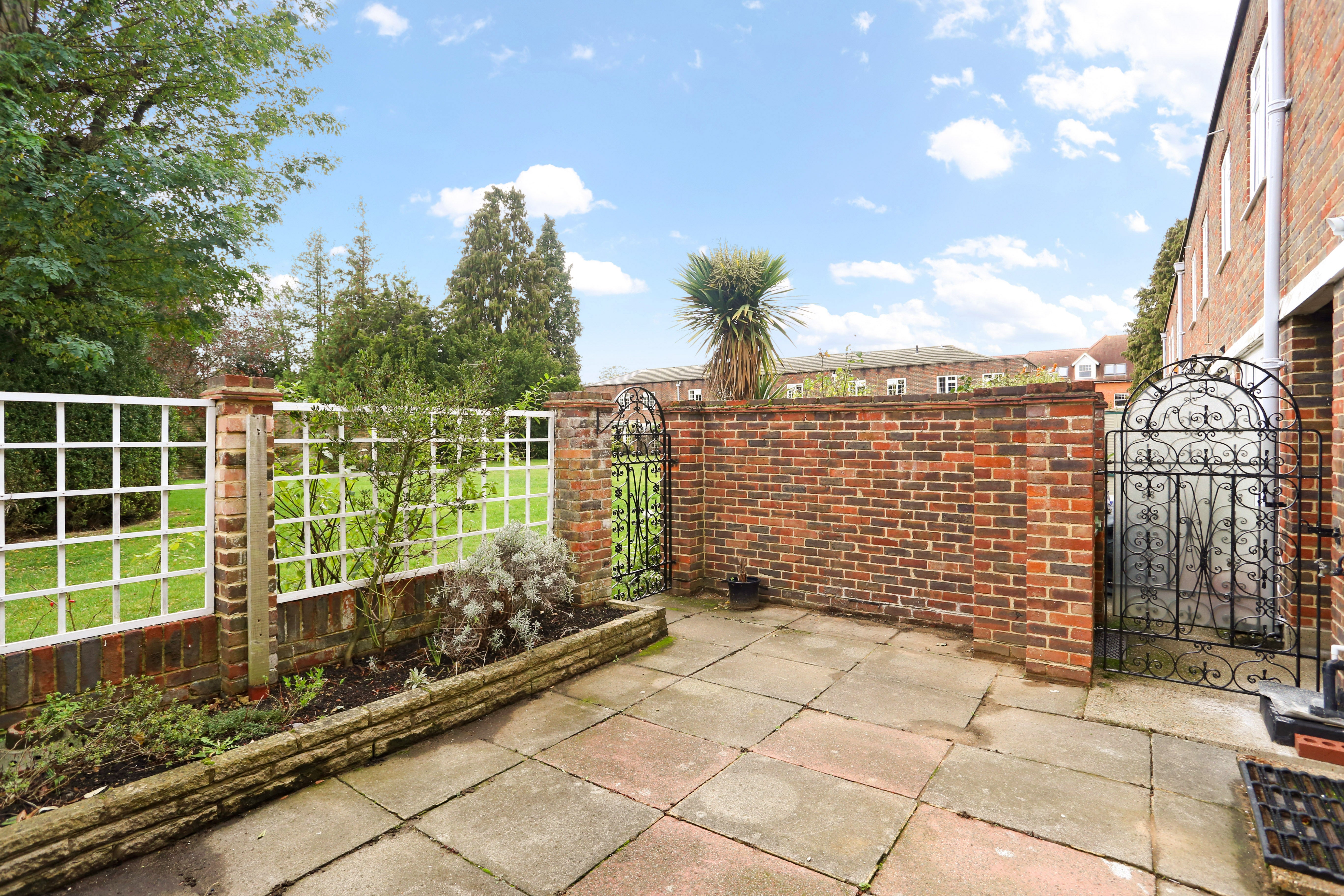 House Oatlands Chase in Elmbridge