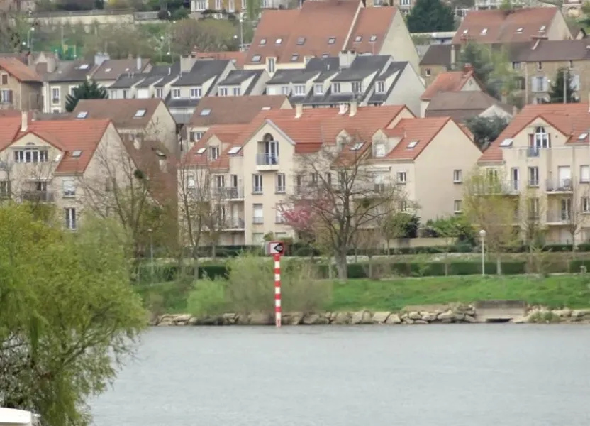 Flat Quai Auguste Roy in Triel-sur-Seine