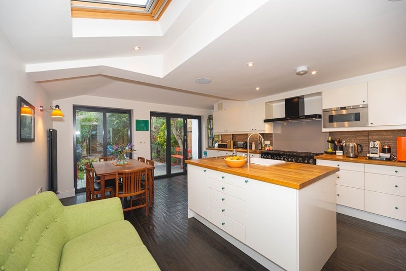 Room Barnwell Road in Greater London